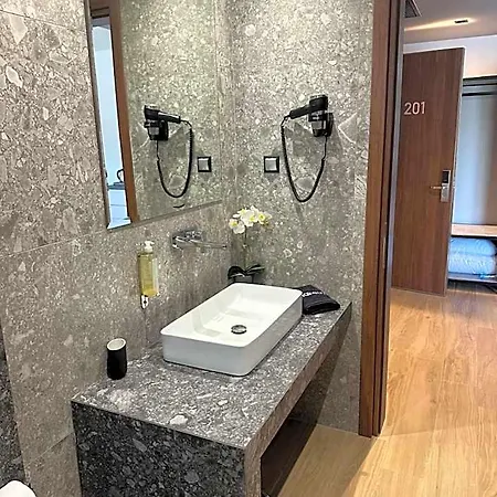 The Victoria 4*